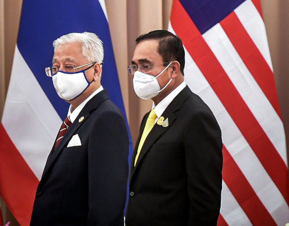 Prime Minister Datuk Seri Ismail Sabri Yaakob with Thai Prime Minister Prayuth Chan o-cha at a dinner in conjunction with the prime minister’s official visit at Government House in Bangkok, February 25, 2022. — Bernama pic