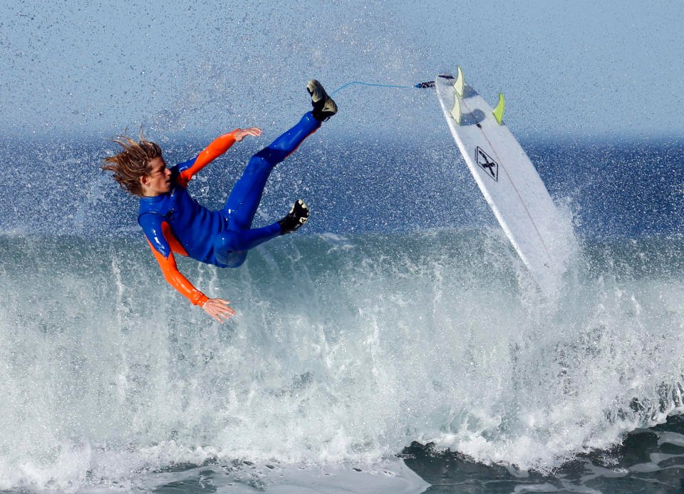 Surfer Cole Clisby falls while taking part in his surf P.E. class for his high school in Cardiff, California February 12, 2015.   REUTERS/Mike Blake  (UNITED STATES - Tags: SOCIETY ENVIRONMENT)